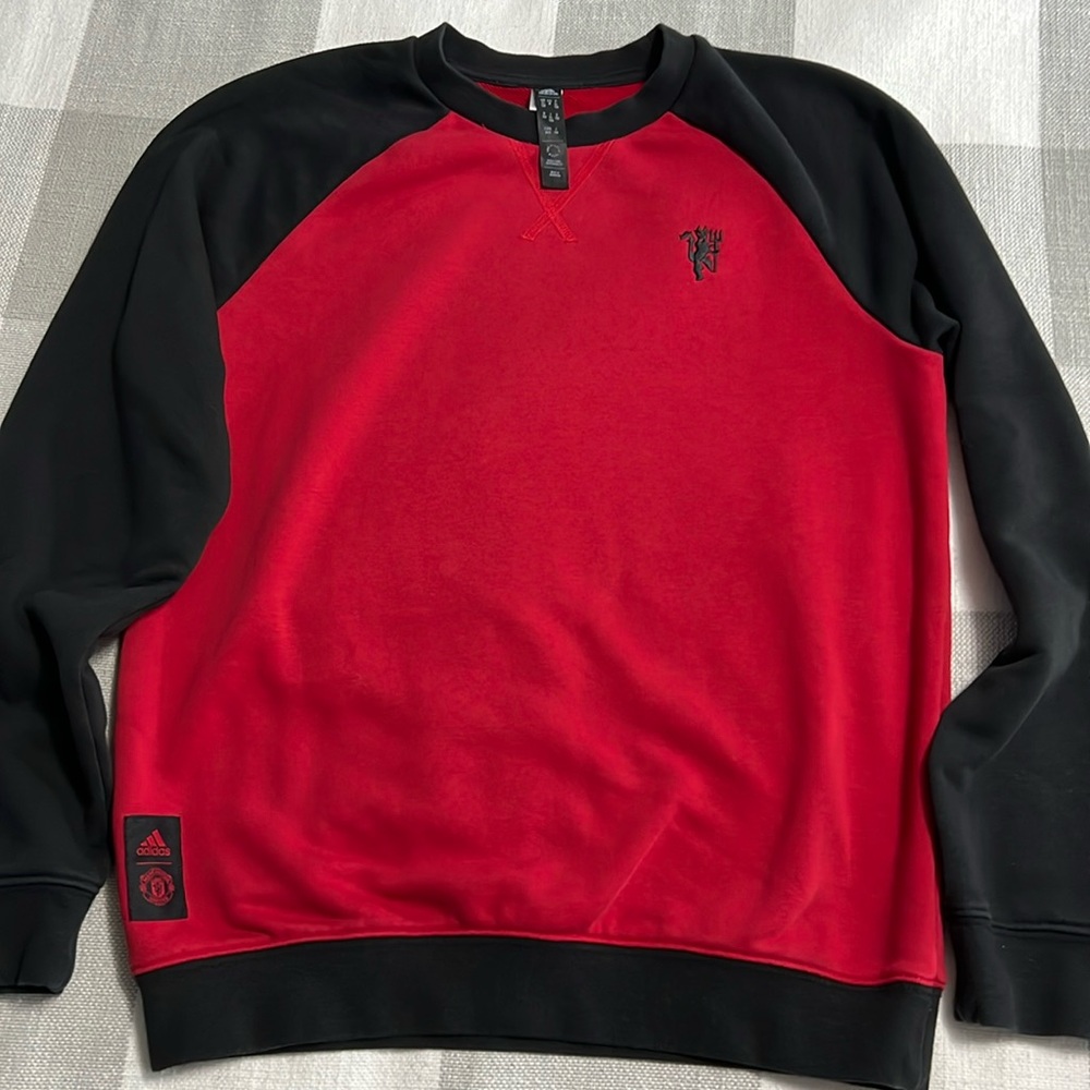 NWOT Manchester United sweatshirt US med kids